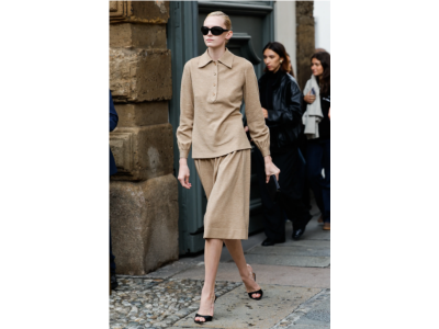 4 zeitlose Looks, inspiriert von Models, die zeigen, wie man das Polo mit Stil und Selbstbewusstsein trägt.