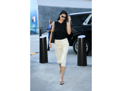 Wie kombiniert man Röcke und Schuhe für einen stylischen Look im Sommer?
