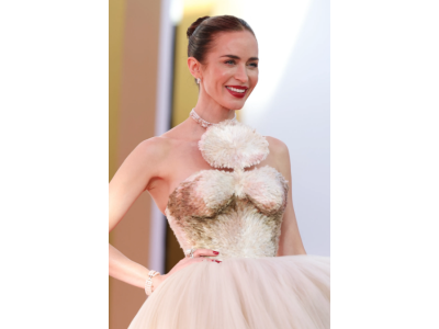 Emily Blunt glänzte bei der Premiere von „Der Teufel trägt Prada 2“ in New York, wo sie ein beeindruckendes Couture-Kleid von Schiaparelli mit vogelartigen Akzenten trug.