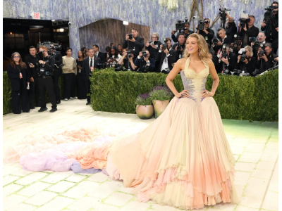 Blake Lively glänzt auf der Met Gala 2026 in einem Archivkleid von Versace und mit einer dramatischen Schleppe in den Farben von Sonnenaufgang und Sonnenuntergang.